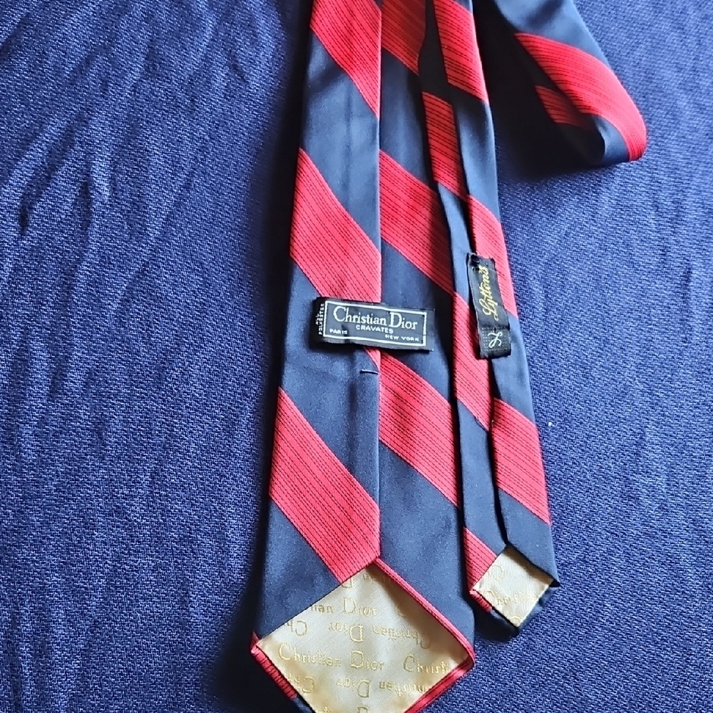 Elegant Red and Gray Striped Men's Tie - Picture 4 of 4